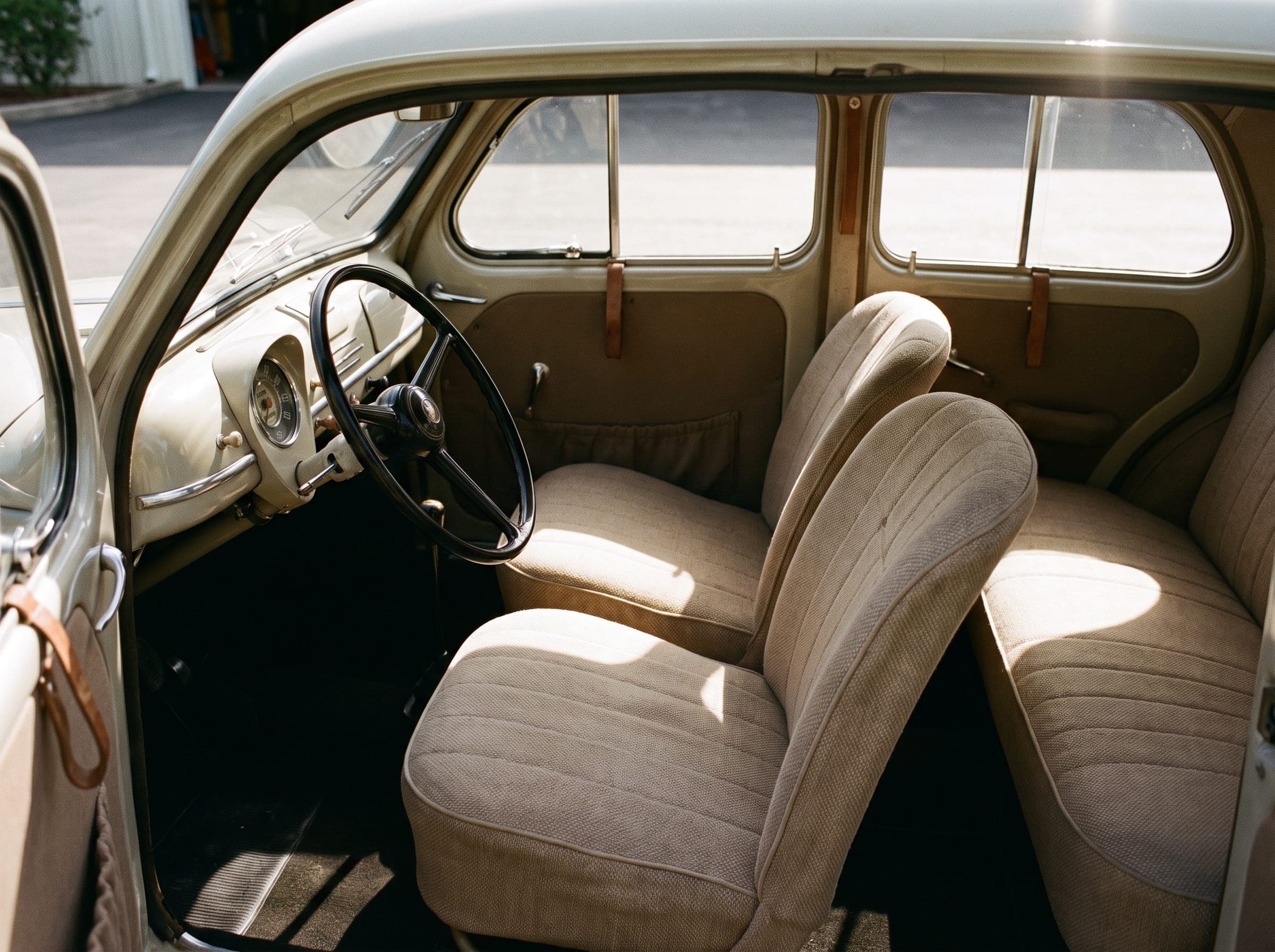 Beigefarbene Stoffsitze und ein schmales Lenkrad in einem Renault 4CV