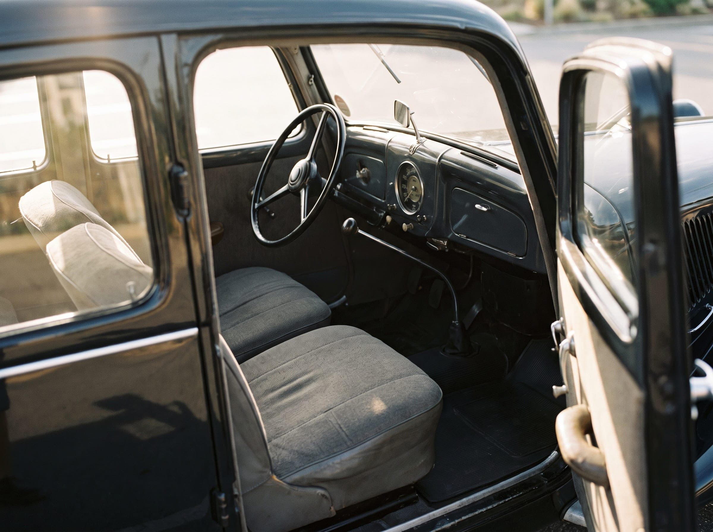 Graue Stoffsitze und das lackierte Armaturenbrett eines Citroën Traction Avant